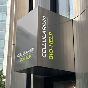 Detailní pohled na vchod do Cellularia s označením na budově.