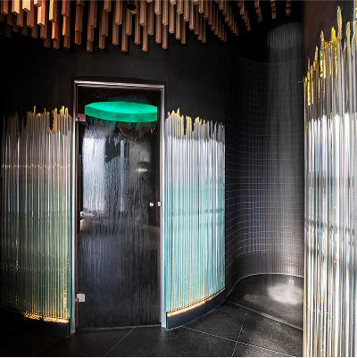 Moderní wellness prostor – vstup do komory se sprchou a světelnými efekty.